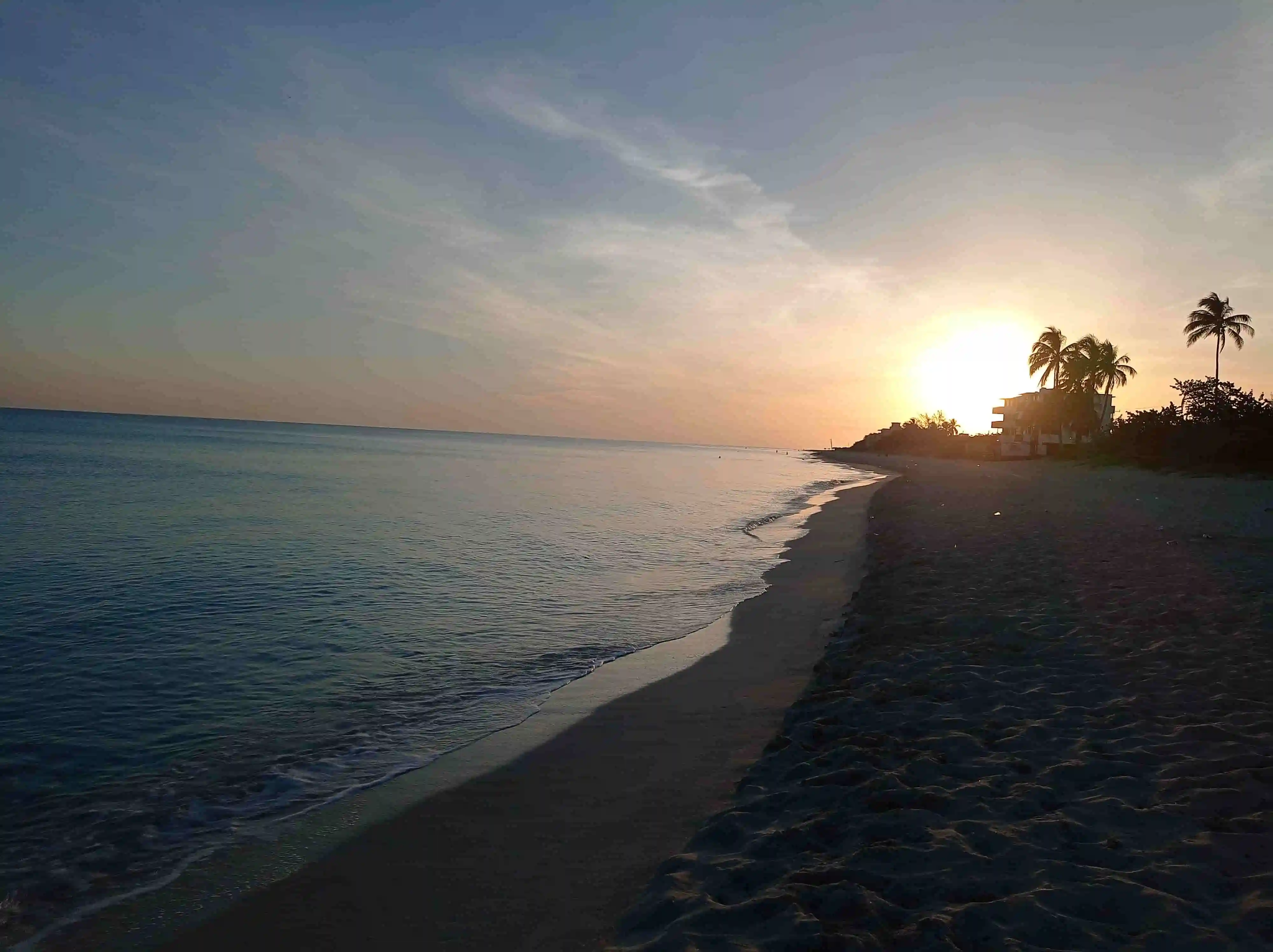 Amanecer en la playa cerca de la casa